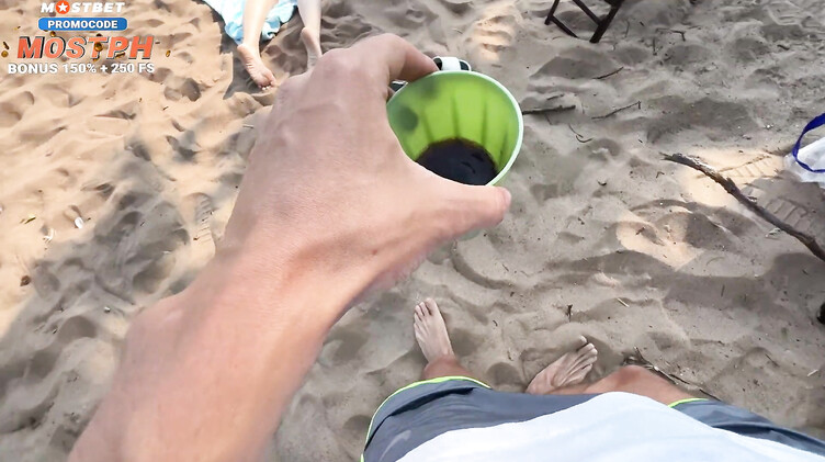 Русское порно: Привез на шашлыки и выебал рыжую в купальнике на пляже