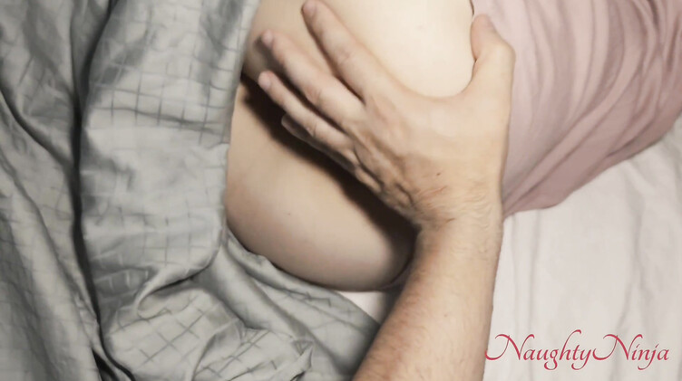 Спящие: Пасынок присунул спящей мачехе в киску во время грозы