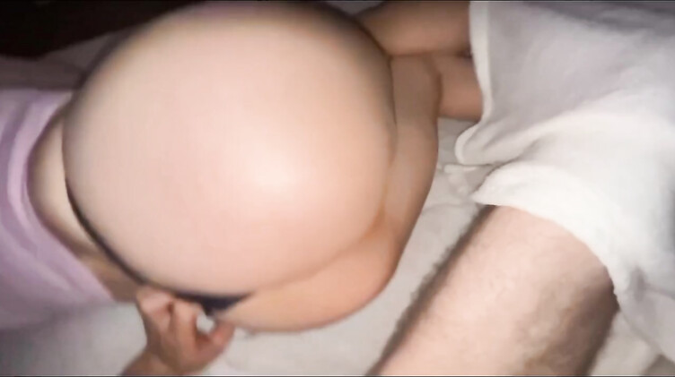 Брат и сестра: Сводный брат посреди ночи выебал в презервативе сестру с красивой жопой