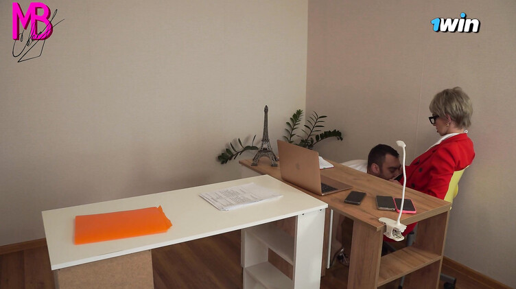 Страстное порно: Страстный секс с русским психологом женщиной на приеме