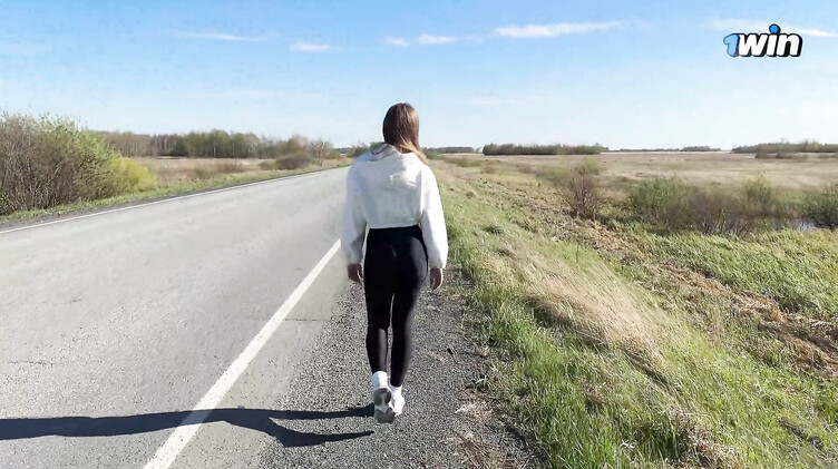 Водитель отымел в машине красотку за проезд