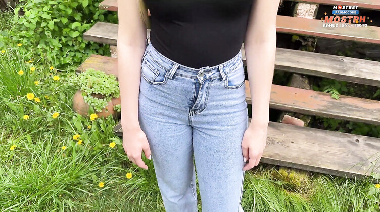 Дал в рот соседке по даче и трахнул ее раком на участке