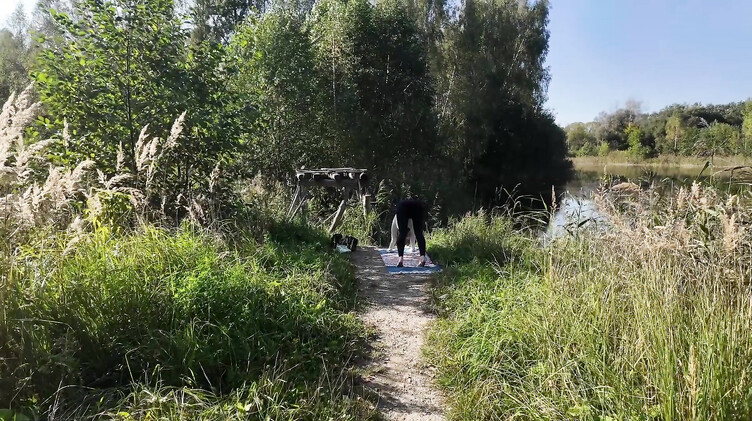 Сперма на попке: Йога в лесу: незнакомец трахнул милфу в кустах