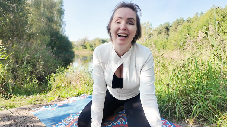 Любительское порно: Йога в лесу: незнакомец трахнул милфу в кустах