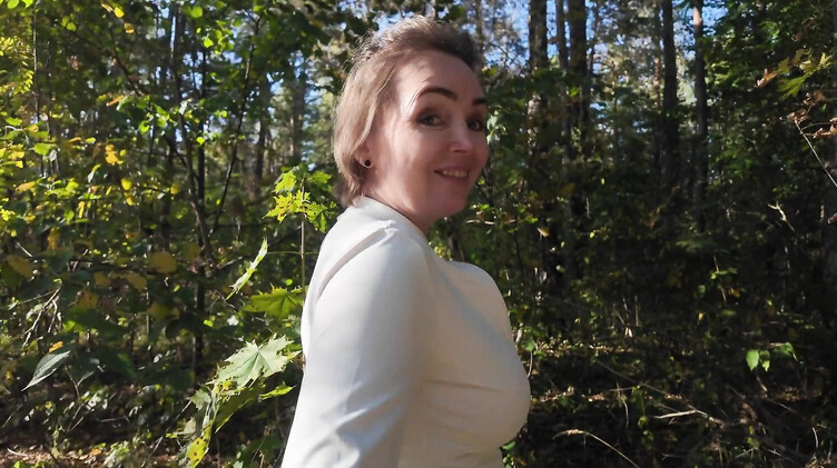 Любительское порно: Йога в лесу: незнакомец трахнул милфу в кустах