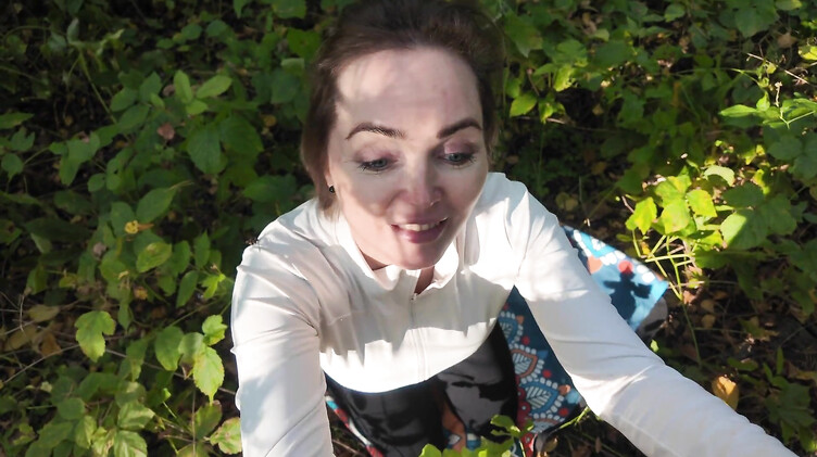 Любительское порно: Йога в лесу: незнакомец трахнул милфу в кустах