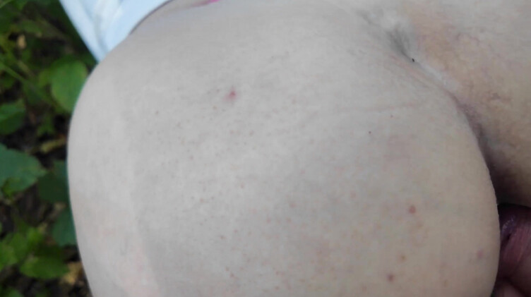 Любительское порно: Йога в лесу: незнакомец трахнул милфу в кустах