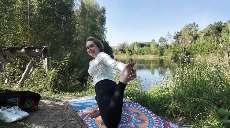 Любительское порно: Йога в лесу: незнакомец трахнул милфу в кустах