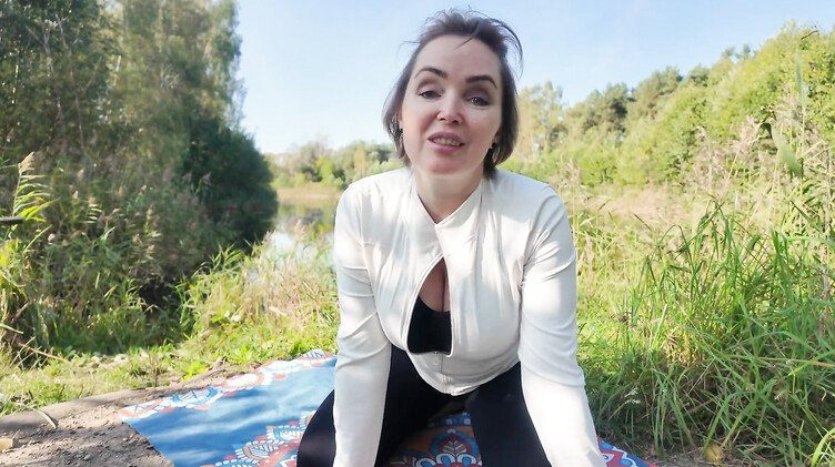 Любительское порно: Йога в лесу: незнакомец трахнул милфу в кустах