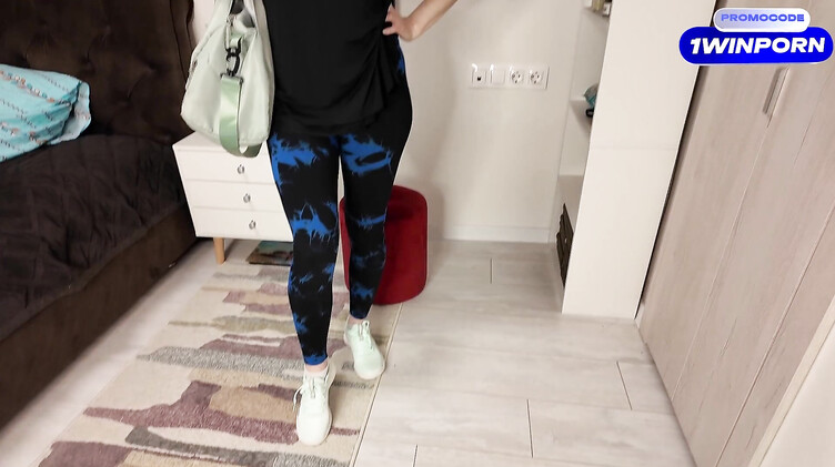 Зрелая русская жена шлюха ебется в жопу с любовником, пока муж ждет дома