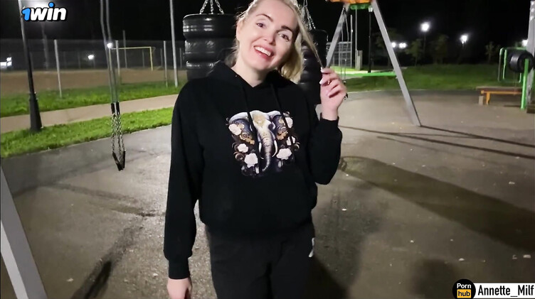 Миссионерская поза: Познакомился с замужней милфой на спортивной площадке и развел на секс