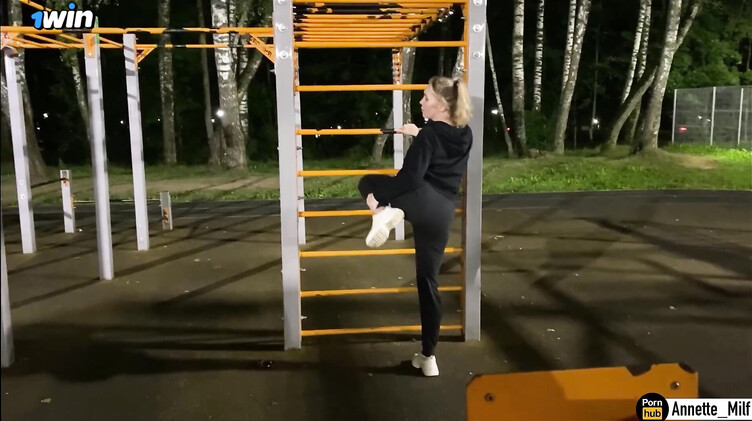 Милфы: Познакомился с замужней милфой на спортивной площадке и развел на секс