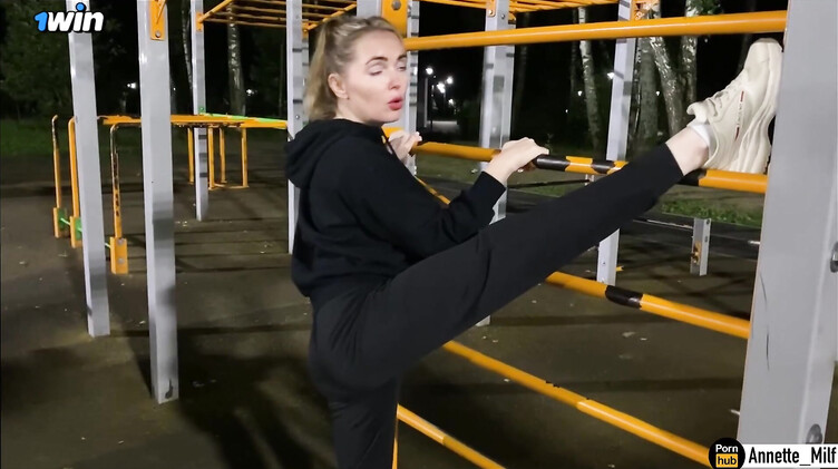 Милфы: Познакомился с замужней милфой на спортивной площадке и развел на секс