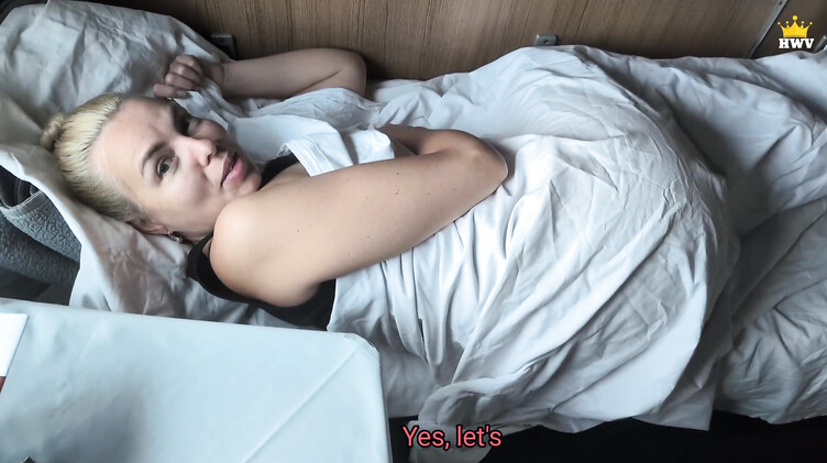 HD порно: Милфа проиграла на раздевание и трахнулась с незнакомцем в купе поезда