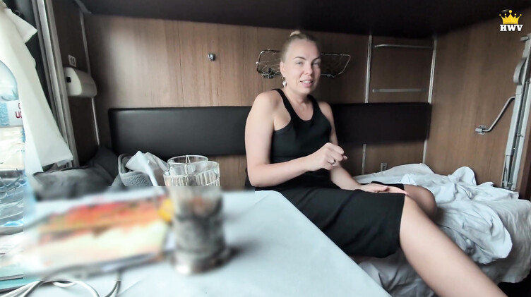 HD порно: Милфа проиграла на раздевание и трахнулась с незнакомцем в купе поезда