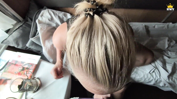 HD порно: Милфа проиграла на раздевание и трахнулась с незнакомцем в купе поезда