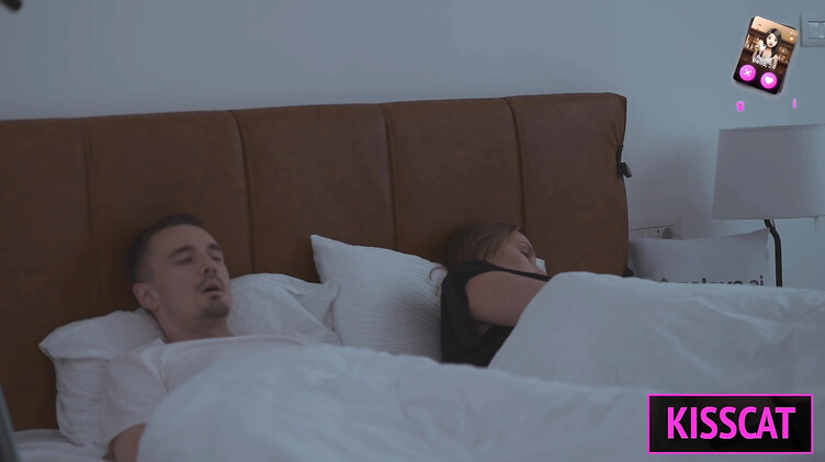 Инцест: Сисястая мачеха ест сперму с лобка после ебли с пасынком