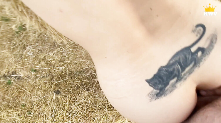 Зрелая председательница колхоза ебется в поле с лучшим трактористом на деревне