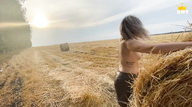 Зрелая председательница колхоза ебется в поле с лучшим трактористом на деревне