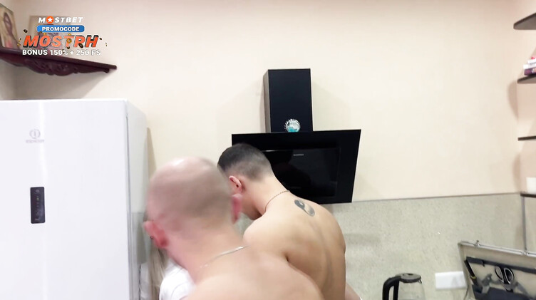 Жена друга: Муж на пару с другом трахает его жену сексвайф на кухне и кончают в рот