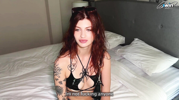 Развратная русская падчерица трахается за деньги со своим отчимом