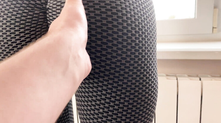 С разговорами: Отсос хуя очень крупным планом во время разговора по телефону с мужем