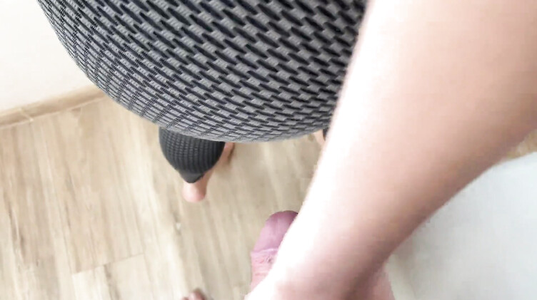 Отсос хуя очень крупным планом во время разговора по телефону с мужем