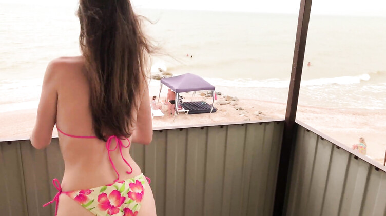 В трусиках: Телка в купальнике чпокается раком в домике у моря