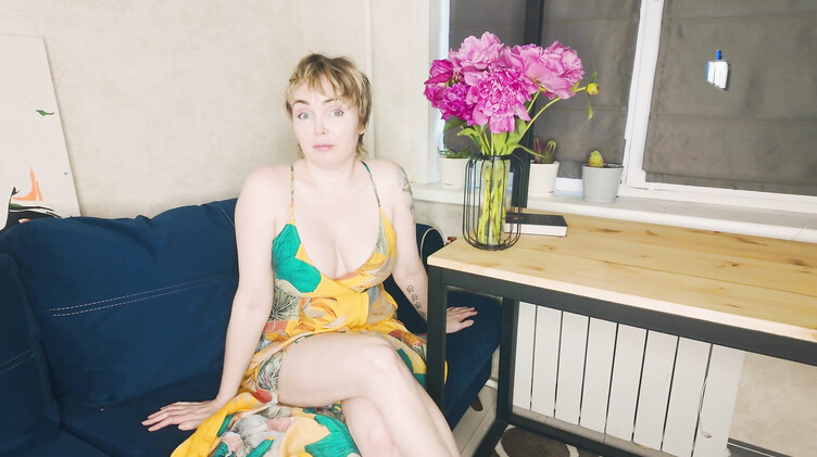 Интимная стрижка: Зрелая мачеха с короткой стрижкой дала денег пасынку за инцест секс на диване