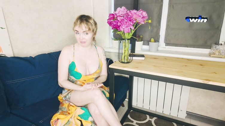 Русское порно: Зрелая мачеха с короткой стрижкой дала денег пасынку за инцест секс на диване