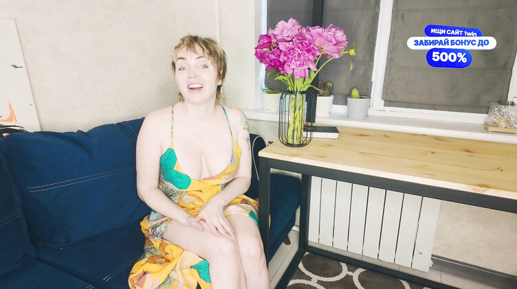 Мачеха и пасынок: Зрелая мачеха с короткой стрижкой дала денег пасынку за инцест секс на диване