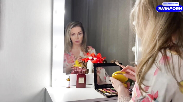 Annette_Milf: Помог мачехе собраться на встречу с подружками и трахнул ее