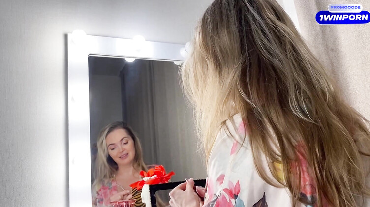 Помог мачехе собраться на встречу с подружками и трахнул ее