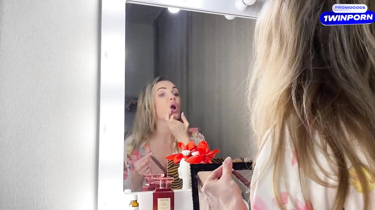 Милфы: Помог мачехе собраться на встречу с подружками и трахнул ее