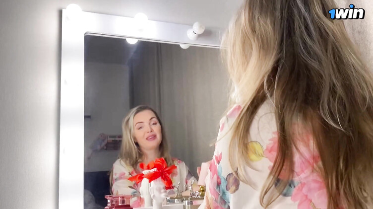 С разговорами: Помог мачехе собраться на встречу с подружками и трахнул ее