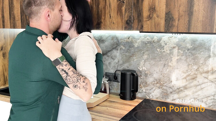 С разговорами: Криптотрейдер развел на секс на кухне симпатичную девушку курьера из пиццерии