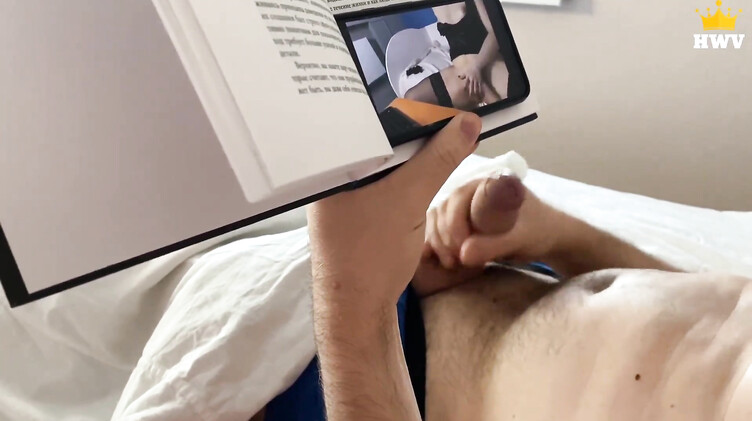 Русский пасынок подглядывает и трахает жопастую мачеху Вику в ванной