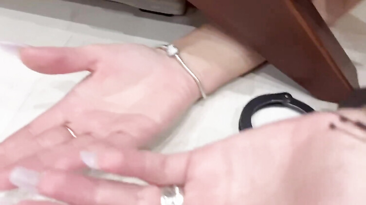 Мент грубо трахает замужнюю подругу, приковав ее наручниками