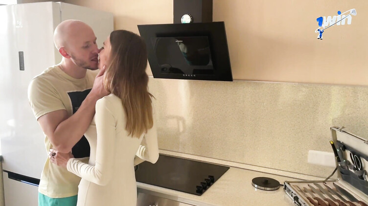 Милфы: Наполнил киску спермой на диване, начав еблю на кухне