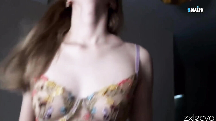 Домашнее порно: Переоделась в секси белье и трахнула геймера дома