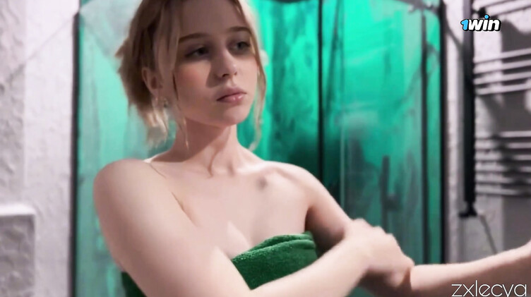 В трусиках: Переоделась в секси белье и трахнула геймера дома