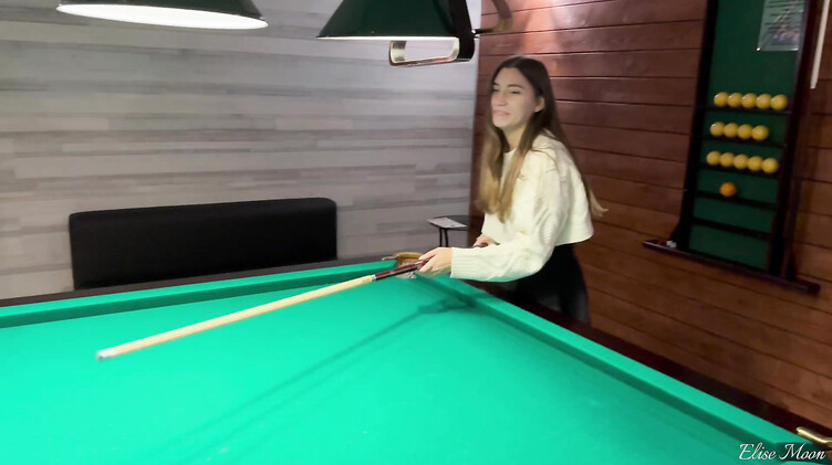 HD порно: Трахает и кончает на сиськи телке, снятой в бильярдном клубе