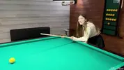 незнакомец подкатывает к девушке в бильярдной