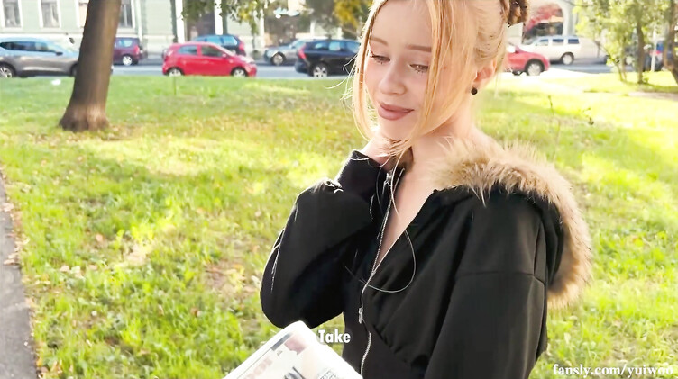 Няшка из Омска сосет хуй и трахается с пикапером за деньги