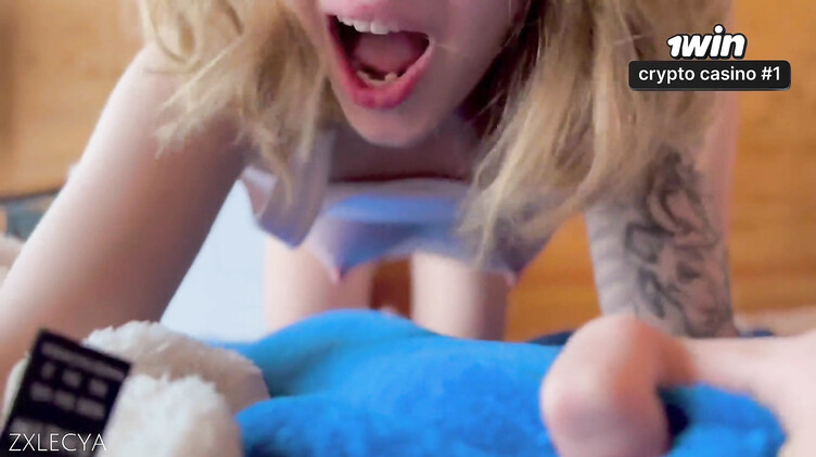 Трах раком с блондинкой с пышными половыми губами на даче