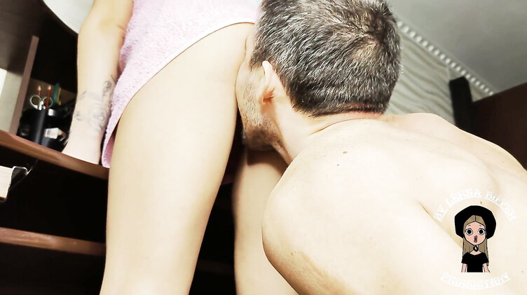 Натянул молодую мачеху в разработанное пальцем очко