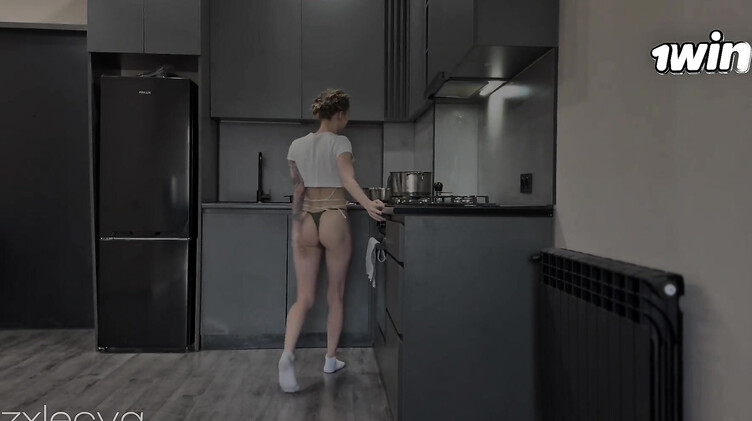 Выебал сводную сестру на кухонном столе, отблагодарив за завтрак