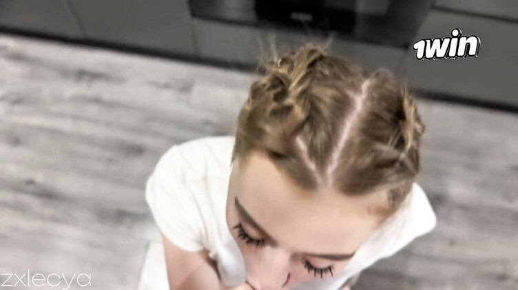 Маленькие сиськи: Выебал сводную сестру на кухонном столе, отблагодарив за завтрак