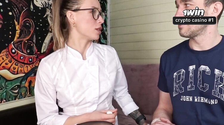 В лифчике: Пациент отодрал медсестру, напоив чаем с возбудителем