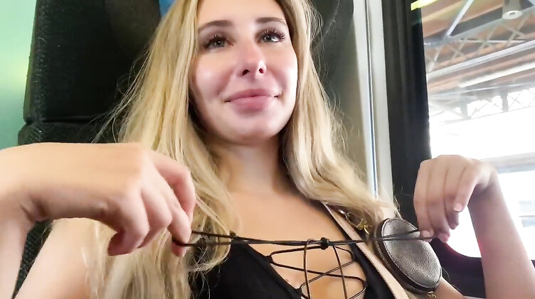 Любительское порно: Кончил в пизду блондинке с косичкой после утреннего минета